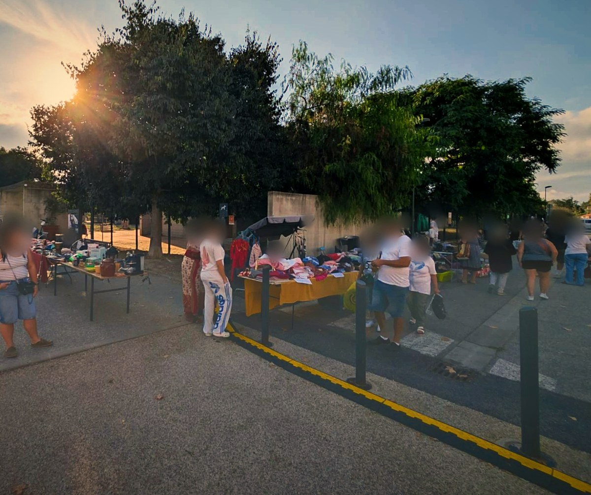 Le vide-grenier de l'APE devant l'école d'Ortaffa : stands et visiteurs en fin de journée